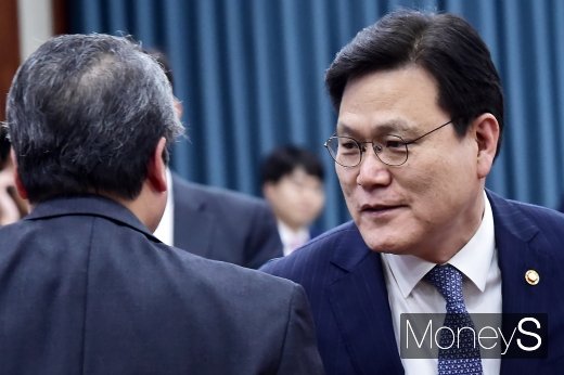 [머니S포토] 대화 나누는 최종구 금융위원장