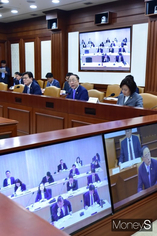 [머니S포토] 홍남기 부총리, 