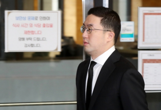 구광모 LG그룹 회장이 20일 오전 서울 영등포구 여의도 LG트윈타워 동관 대강당에서 열리는 고(故) 구본무 LG그룹 전 회장의 1주기 추모식에 참석하고 있다. /사진=뉴시스 홍효식 기자
