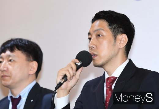 [머니S포토] 취재진 질문에 답하는 부건에프엔씨 박준성 대표