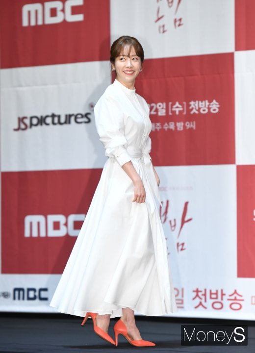 [머니S포토] '봄밤' 한지민, 청순한 화이트 원피스