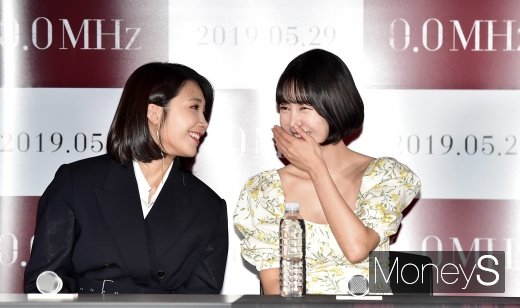 [머니S포토] '0.0 메가헤르츠 정은지-최윤영, 극과 다른 한없이 가까운 관계