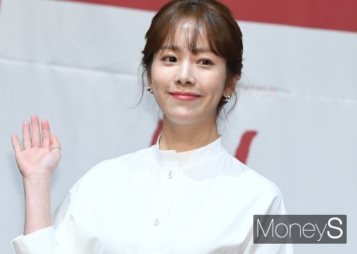 배우 한지민이 20일 오후 서울 구로구 신도림동 라마다호텔에서 열린 MBC 수목드라마 '봄밤' 제작발표회에 참석해 포즈를 취하고 있다. /사진=장동규 기자