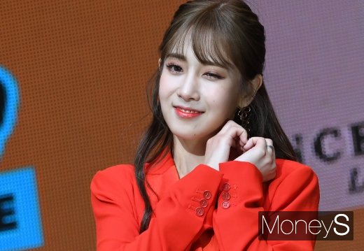 [머니S포토] 러블리즈 유지애 '러블리한 하트와 윙크'