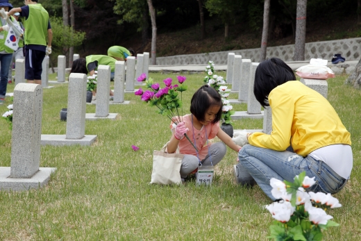 현대엔지니어링 임직원 가족이 현충원을 찾아 묘역정화 봉사활동을 펼쳤다. /사진=현대엔지니어링