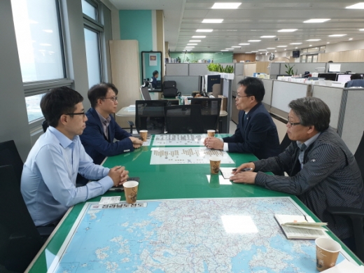 신정민 의령부군수가 지난 17일 한국전력공사 본사를 방문해 한국전력공사 의령지사 폐쇄 반대 건의 서명서를 전달했다/사진제공=의령군