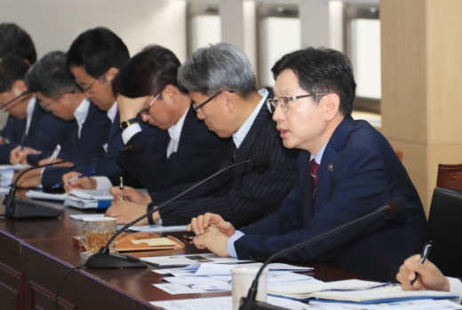 김경수 경남지사가 20일 오전 경남도청 도정회의실에서 '5월 정책조정회의'를 주재하고 있다/사진제공=경남도