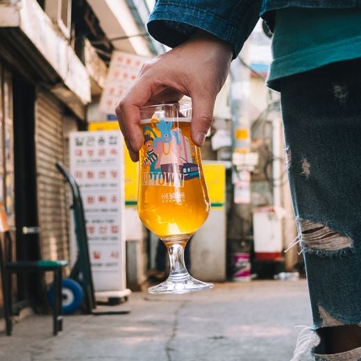 더부스 새로운 밀맥주, ‘윗동네 윗비어’ 생맥주 출시