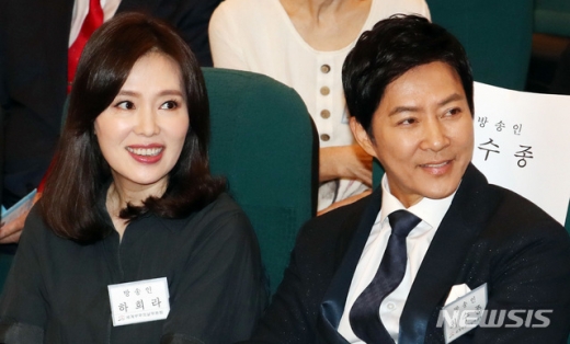 올해의 부부상을 받은 최수종·하희라 부부. /사진=뉴시스