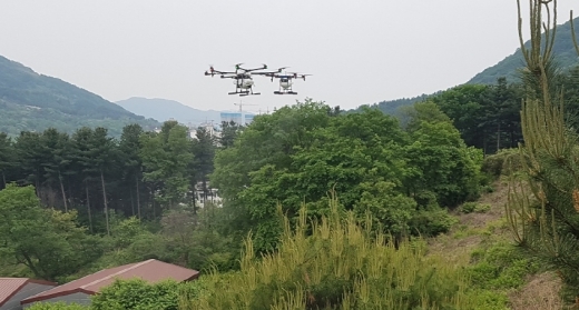 ▲ 남양주시(시장 조광한)는 4차 산업 기반 스마트 공공서비스의 일환으로 드론을 활용하여 진드기 방역에 총력을 기울이고 있다. / 사진제공=남양주시