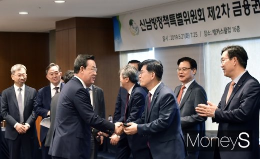 [머니S포토] 신남방특위 2차 간담회, 인사 나누는 김태영 은행연합회장