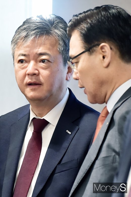 [머니S포토] 신남방정책특위, 의견 나누는 이인호 무보 사장