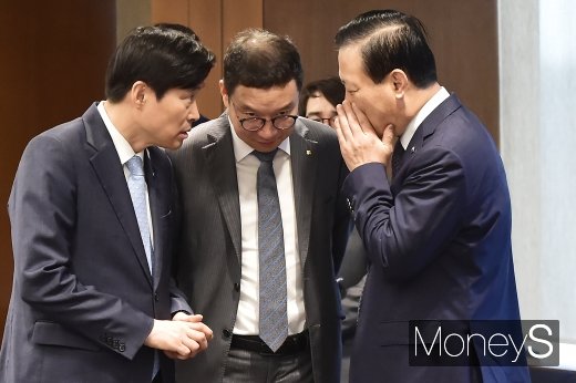 [머니S포토] 신남방특위, 귀엣말 나누는 김도진 행장
