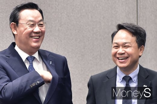 [머니S포토] 환한 미소 머금은 김태영-진옥동