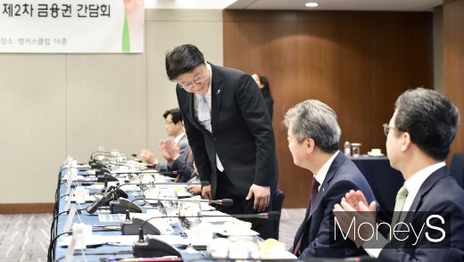 [머니S포토] 신남방특위, 금융권에 인사하는 주형철 위원장