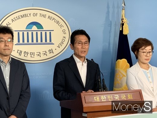 윤손하 정의당 국회의원(가운데)./사진=한아름 기자