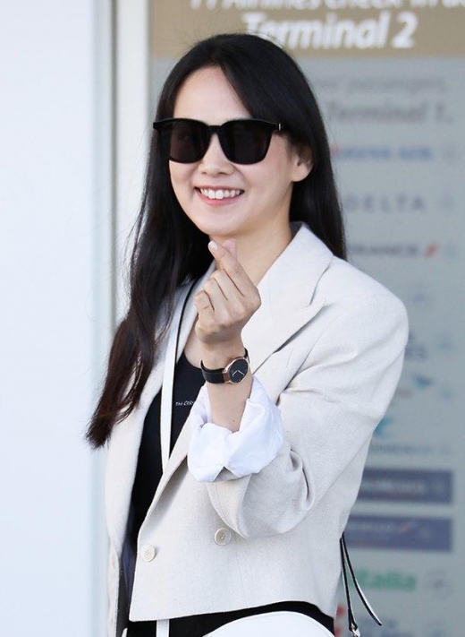 [★공항패션] 윤승아, 롱 원피스와 재킷으로 감각적인 룩 연출