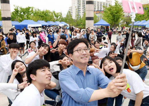 지난해 5월 청소년행사에서 청소년들과 사진 찍는 염태영 수원시장. / 사진제공=수원시