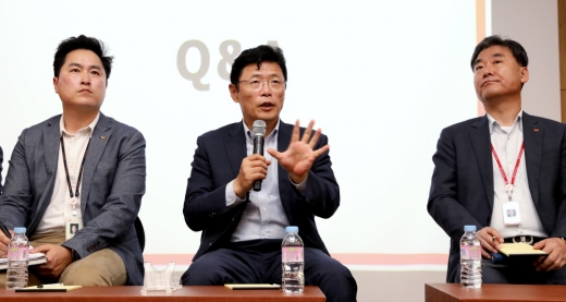 이형희 SK 수펙스추구협의회 SV위원회 위원장이 21일 오전 서울 종로구 서린동 SK서린빌딩 수펙스홀에서 열린 SK 사회적 가치 측정 설명회에서 취재진의 질문에 답하고 있다. / 사진=뉴스1 박정호 기자