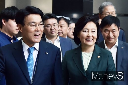최정우 포스코회장(왼쪽)과 박영선 중소벤처기업부 장관. /사진=임한별 기자