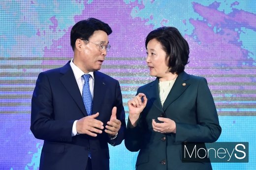 [머니S포토] 포스코 아이디어 마켓플레이스, 의견 나누는 박영선-최정우