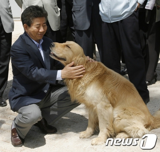 지난 2007년 5월13일 휴일을 맞아 고향 봉하마을을 방문한 노무현 전 대통령. /사진=뉴스1