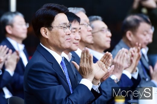 [머니S포토]포스코 아이디어 마켓플레이스, 박수치는 최정우 회장