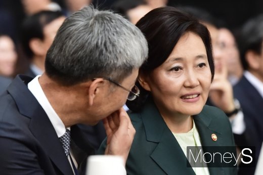[머니S포토] 귀엣말 나누는 박영선 장관