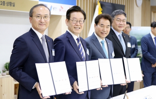 21일 오전 경기도청 상황실에서 이재명 경기도지사와 백군기 용인시장, 이석희 SK하이닉스 대표이사, 안재현 SK건설 대표이사가 ‘용인 반도체 클러스터 투자 양해각서 체결’을 하고 기념촬영을 하고 있다(왼쪽부터 이석희 SK하이닉스 대표이사, 이재명 경기도지사, 백군기 용인시장, 안재현 SK건설 대표이사). / 사진제공=경기도