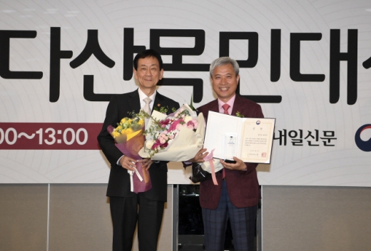 서울 세종문화회관에서 열린 시상식에서 곽상욱 시장이 진영 행정안전부 장관으로부터 행정안전부 장관상을 받았다. / 사진제공=오산시