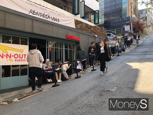 서울 강남구 봉은사로에 위치한 인앤아웃 버거 팝업스토어 앞에 이른 아침부터 긴 줄이 늘어섰다. /사진=김경은 기자
