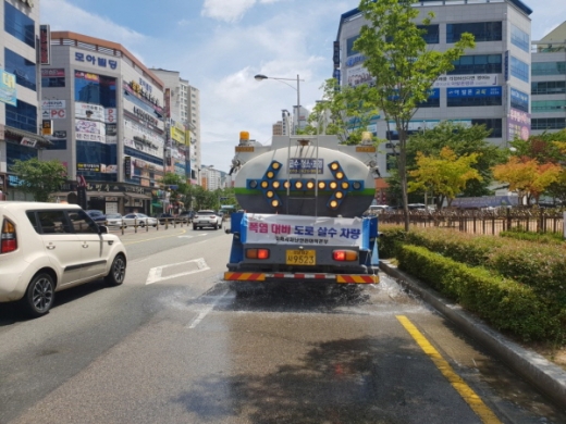 김해시에서 운행 중인 살수차./사진제공=김해시