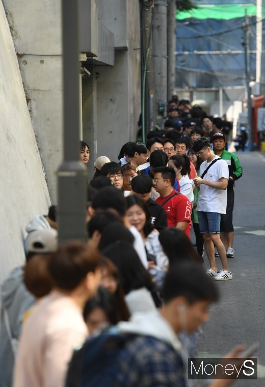 [머니S포토] 인앤아웃 버거 맛은 어떨까… 줄 선 시민들