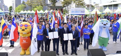 이용섭 광주광역시장이 지난 21일 오후 동구 5·18민주광장에서 열린 '2019광주세계수영선수권대회 시민서포터즈 발대식'에 참석해 광주국제우호친선협회와 '시민 서포터즈 운영 협력 업무협약'을 체결 한 뒤 김보곤 대표와 기념촬영을 하고 있다. 왼쪽부터 김동찬 광주시의회 의장, 이용섭 광주광역시장, 김보곤 대표, 장휘국 광주시교육감./사진제공=광주광역시