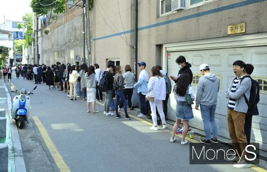 [머니S포토] 길게 줄선 인앤아웃 버거 팝업스토어