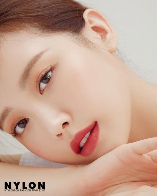 [★화보] 유라, 섹시한 레드립에 드러난 '성숙미'