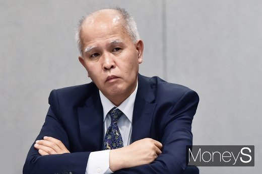 [머니S포토] 경청하는 이용우 카카오뱅크 대표