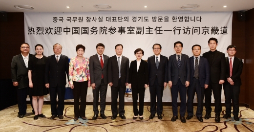 이화순 경기도 부지사와 장옌통 부주임 등 양 기관 관계자들이 기념사진을 촬영하고 있다. / 사진제공=경기북부청