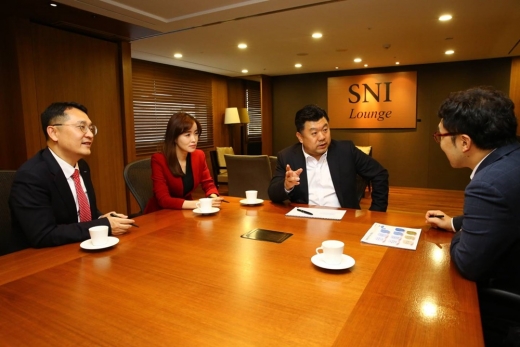 삼성증권 가업승계연구소 소속 전문가들이 컨설팅 관련 회의를 진행하고 있다. /사진=삼성증권
