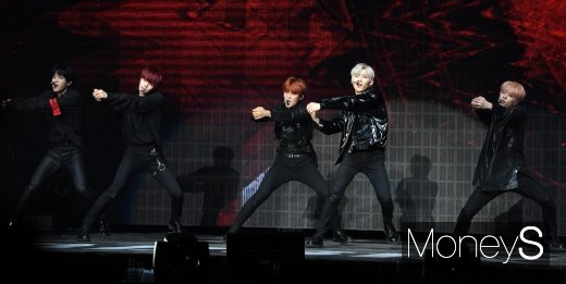 [머니S포토] AB6IX(에이비식스), 파워풀한 퍼포먼스