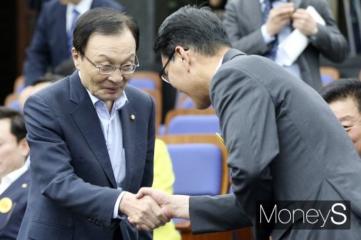 [머니S포토] 의원총회 참석한 이해찬 민주당 대표