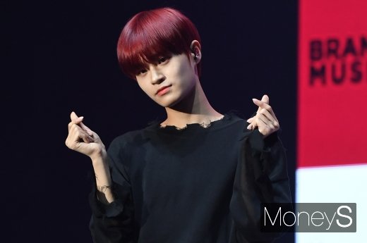 [머니S포토] AB6IX(에이비식스) 이대휘 '하트 뿅뿅'
