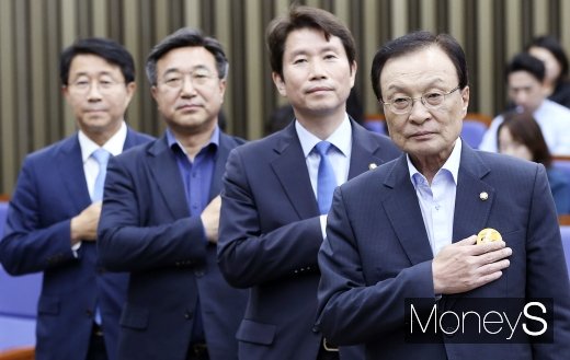 [머니S포토] 더불어민주당 의총, 국민의례하는 지도부
