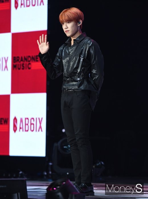 [머니S포토] 박우진 '워너원 아닌 에이비식스로'