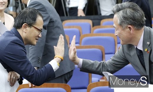 [머니S포토] 하이파이브하는 박주민-표창원 의원