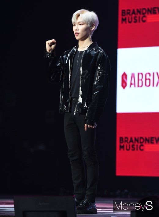 [머니S포토] AB6IX(에이비식스) 전웅, 힘찬 파이팅