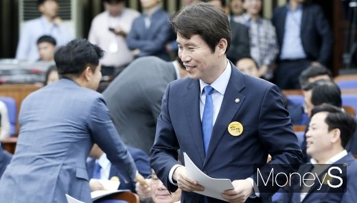 [머니S포토] 이인영 원내대표로서 첫 의총 참석