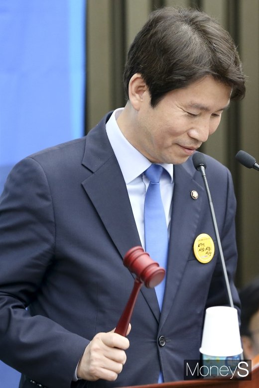 [머니S포토] 의사봉 든 이인영 원내대표