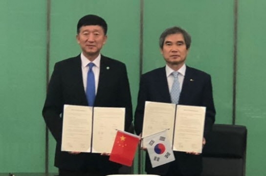 BPA 남기찬 사장(오른쪽)과 연변대 김웅(金雄, Jin Xiong, 진 시옹) 총장./사진제공=부산항만공사