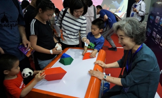 국립부산과학관 부스에서 과학의 원리를 설명해 주고 있는 고현숙 국립부산과학관장(오른쪽)./사진제공=국립부산과학관